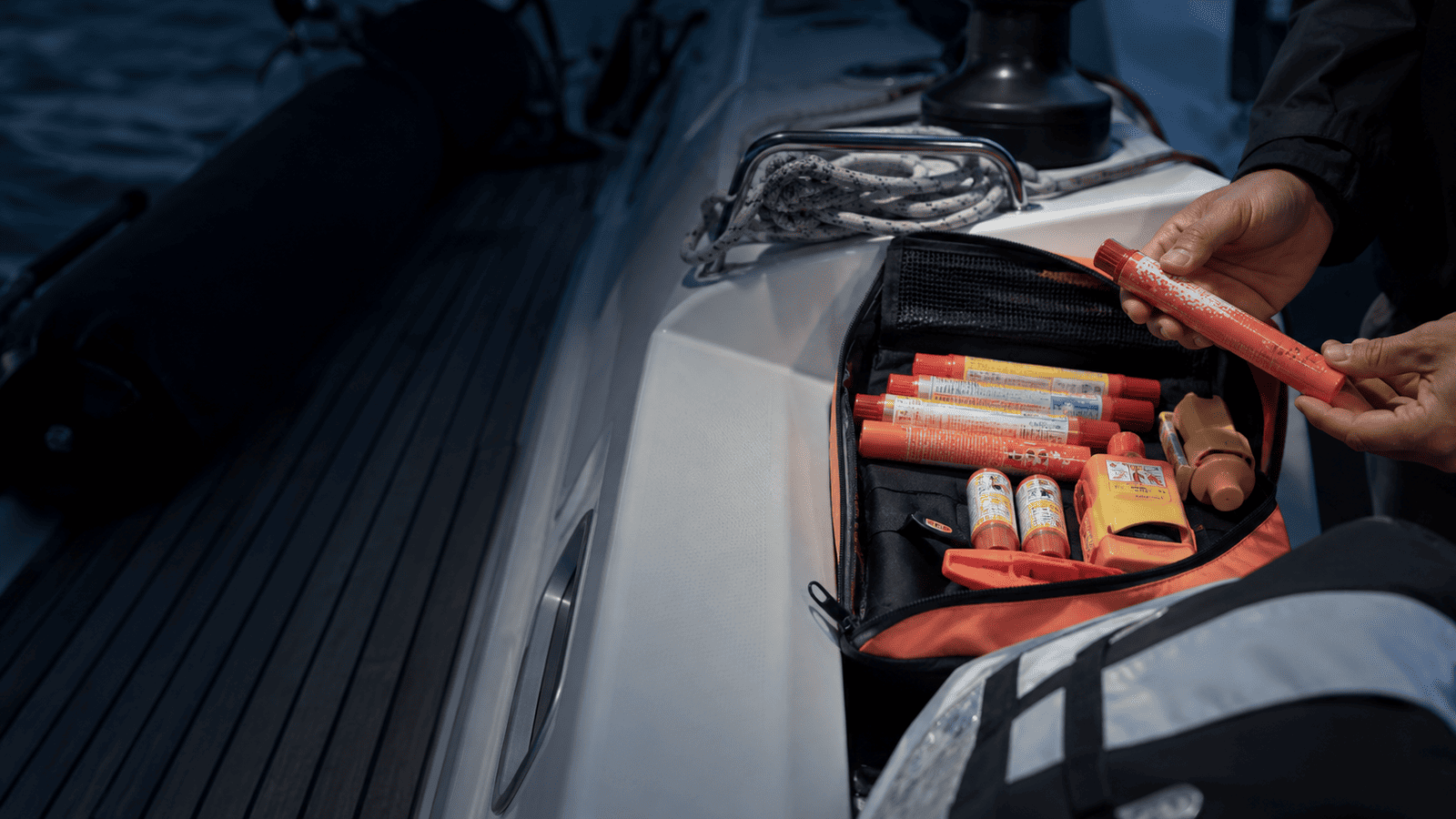 Seenotsignalmittel Fallschirmrakten, Handfackel und Rauchdosen in Tasche auf einer Yacht bei Dunkelheit